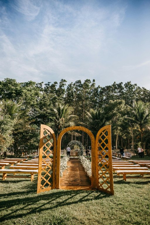 DIY Wedding Arch Decor Ideas that Will Mesmerize Your Guests